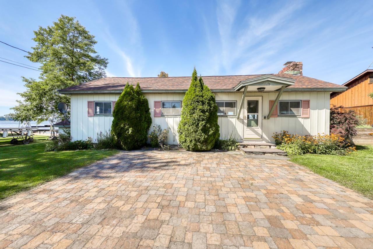 Thayer Beach Front Home Colchester Exterior photo